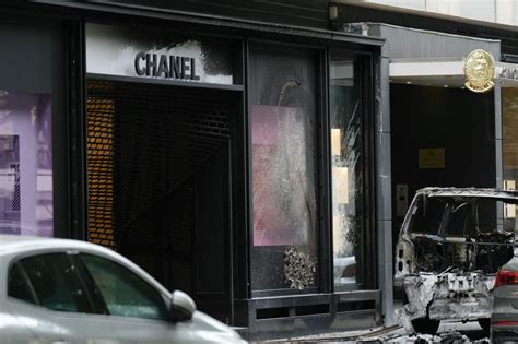 chanel paris rapina|Armed thieves who attacked Paris Chanel boutique still at large.